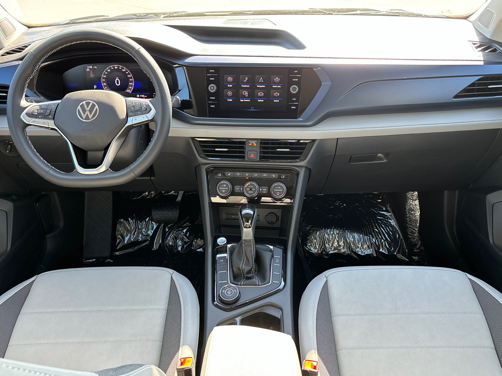 2024 Volkswagen Taos SE 10