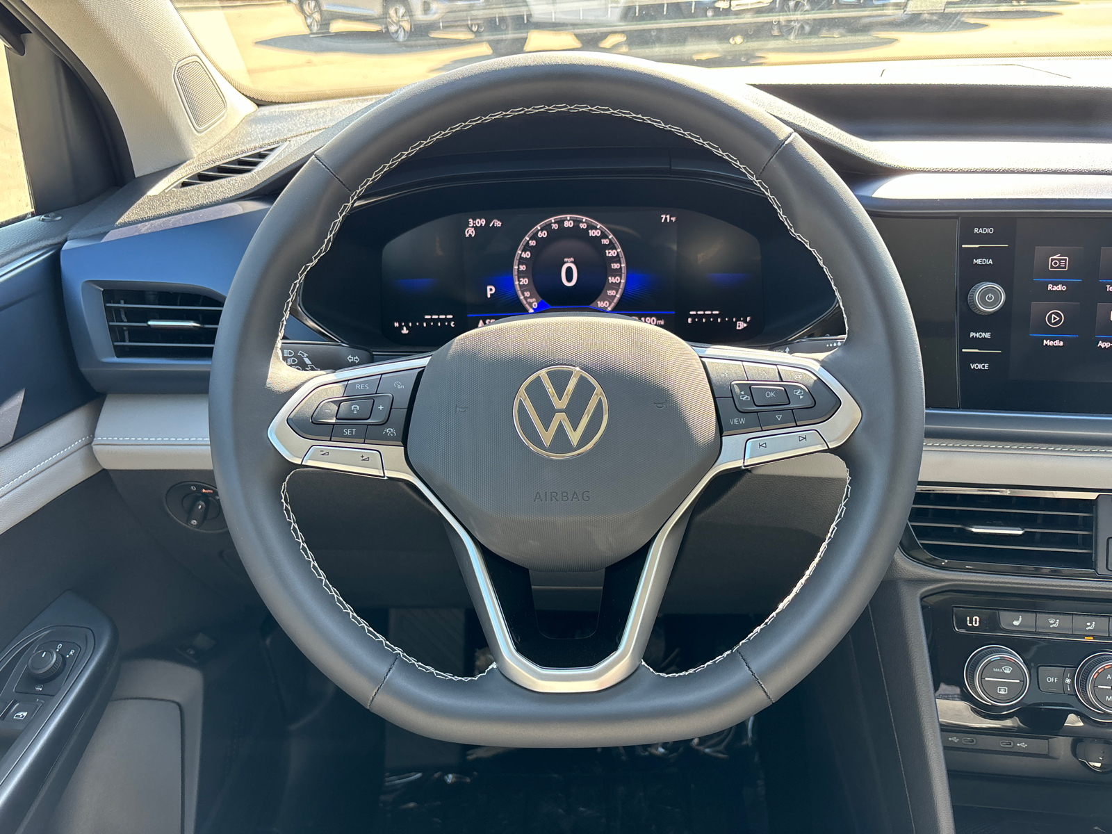 2024 Volkswagen Taos SE 15