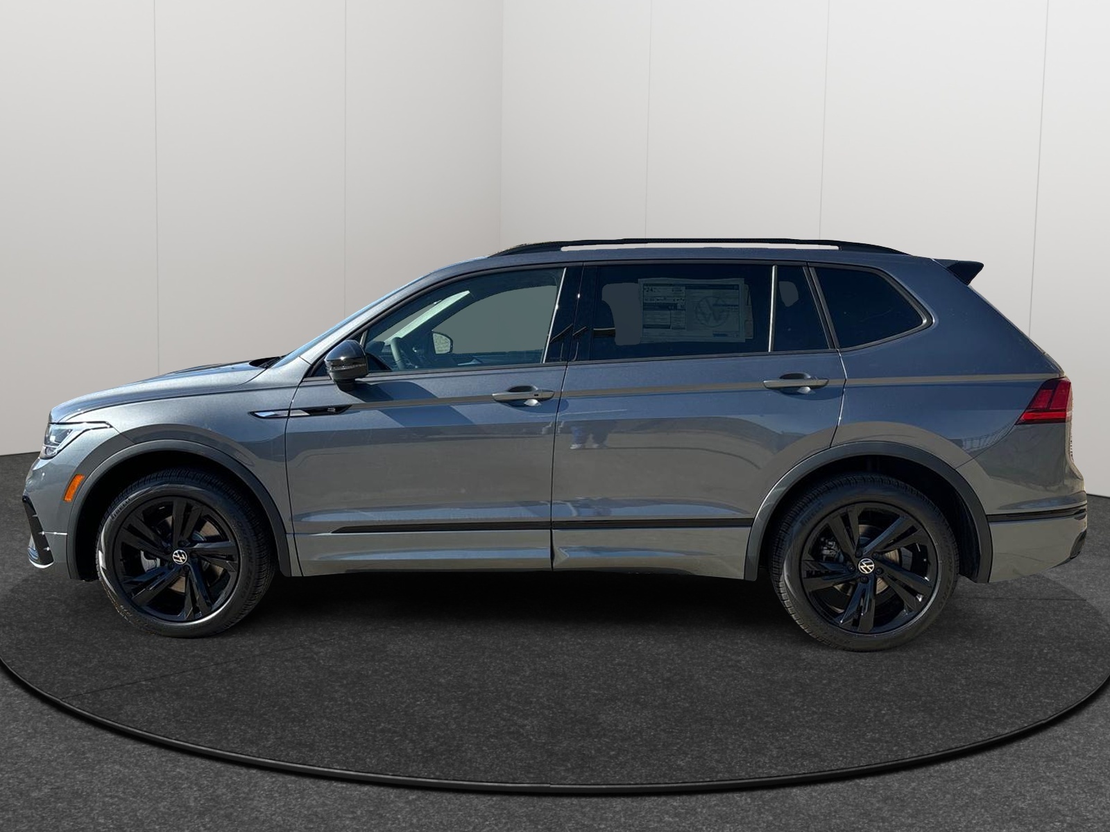 2024 Volkswagen Tiguan SE R-Line Black 3