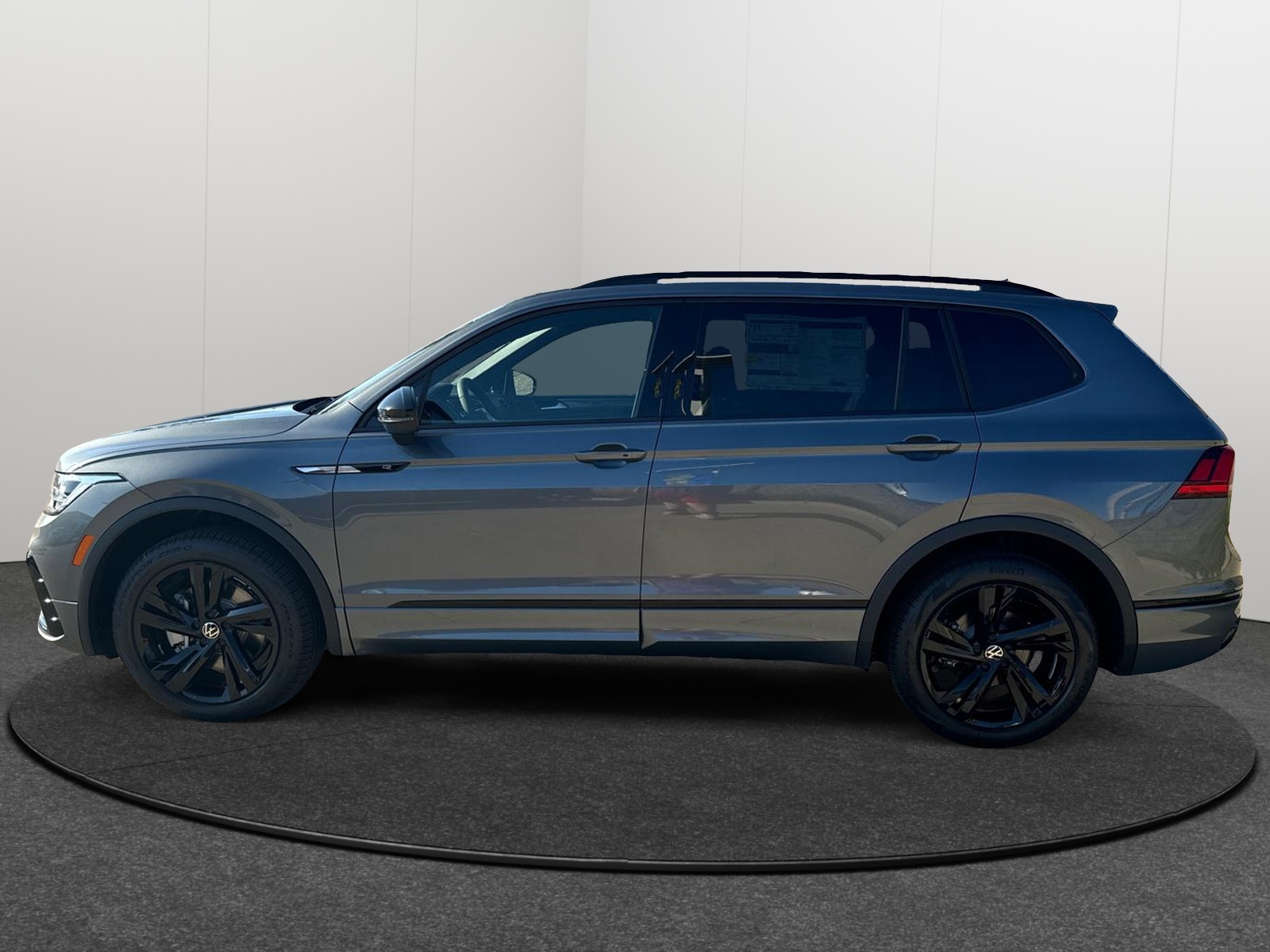 2024 Volkswagen Tiguan SE R-Line Black 3