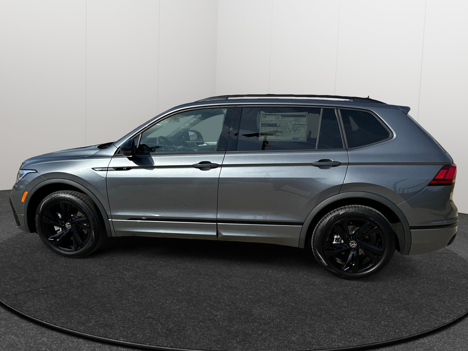 2024 Volkswagen Tiguan SE R-Line Black 3