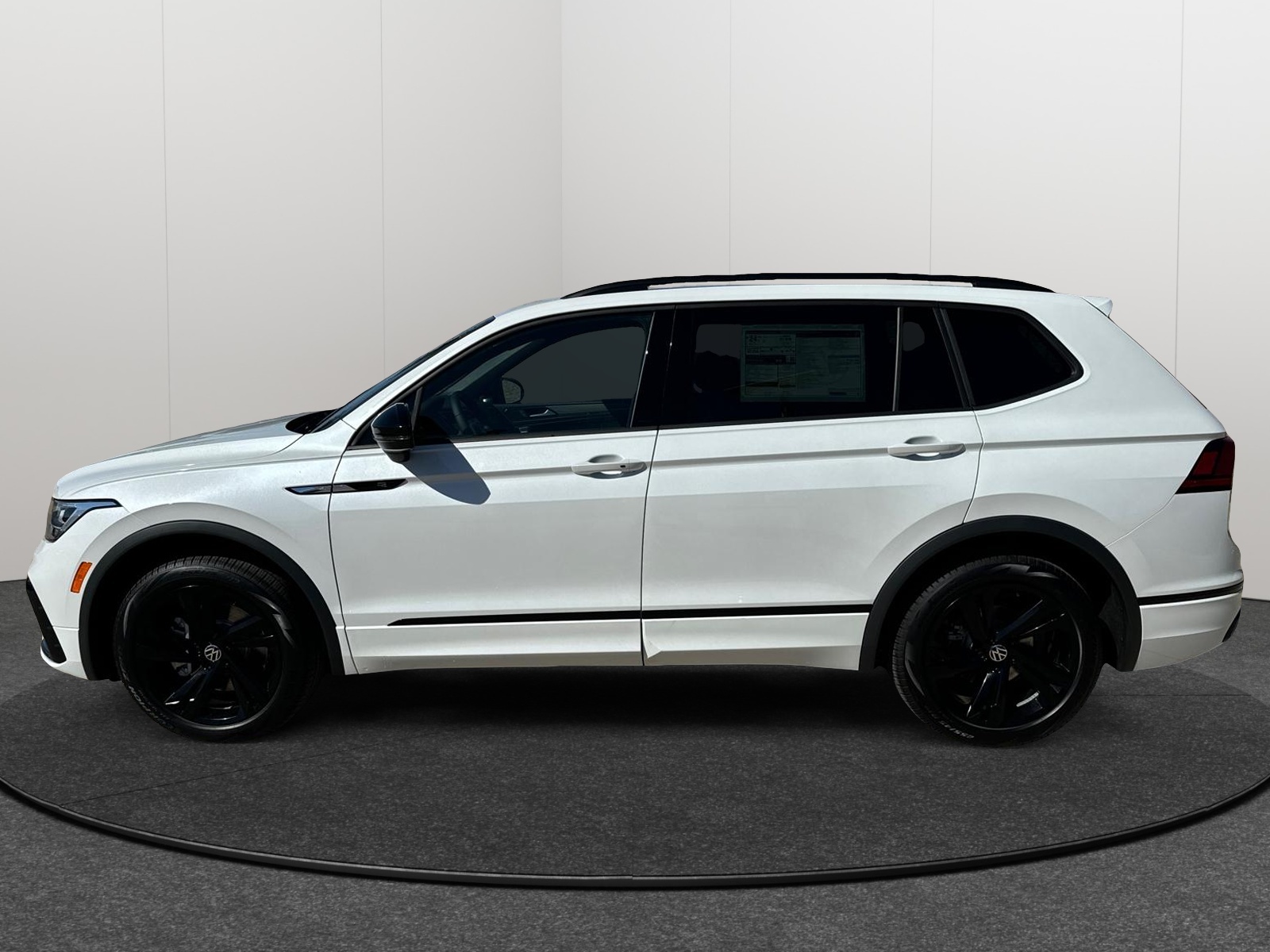 2024 Volkswagen Tiguan SE R-Line Black 3