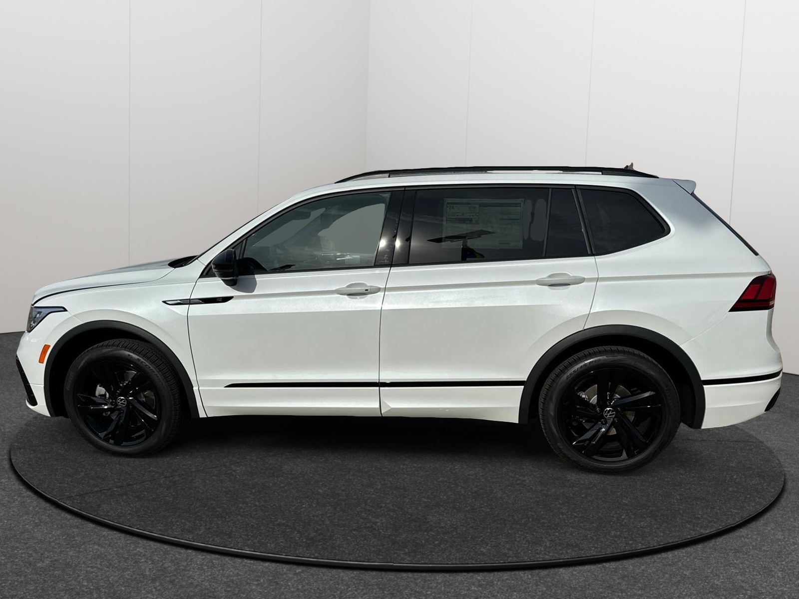 2024 Volkswagen Tiguan SE R-Line Black 3