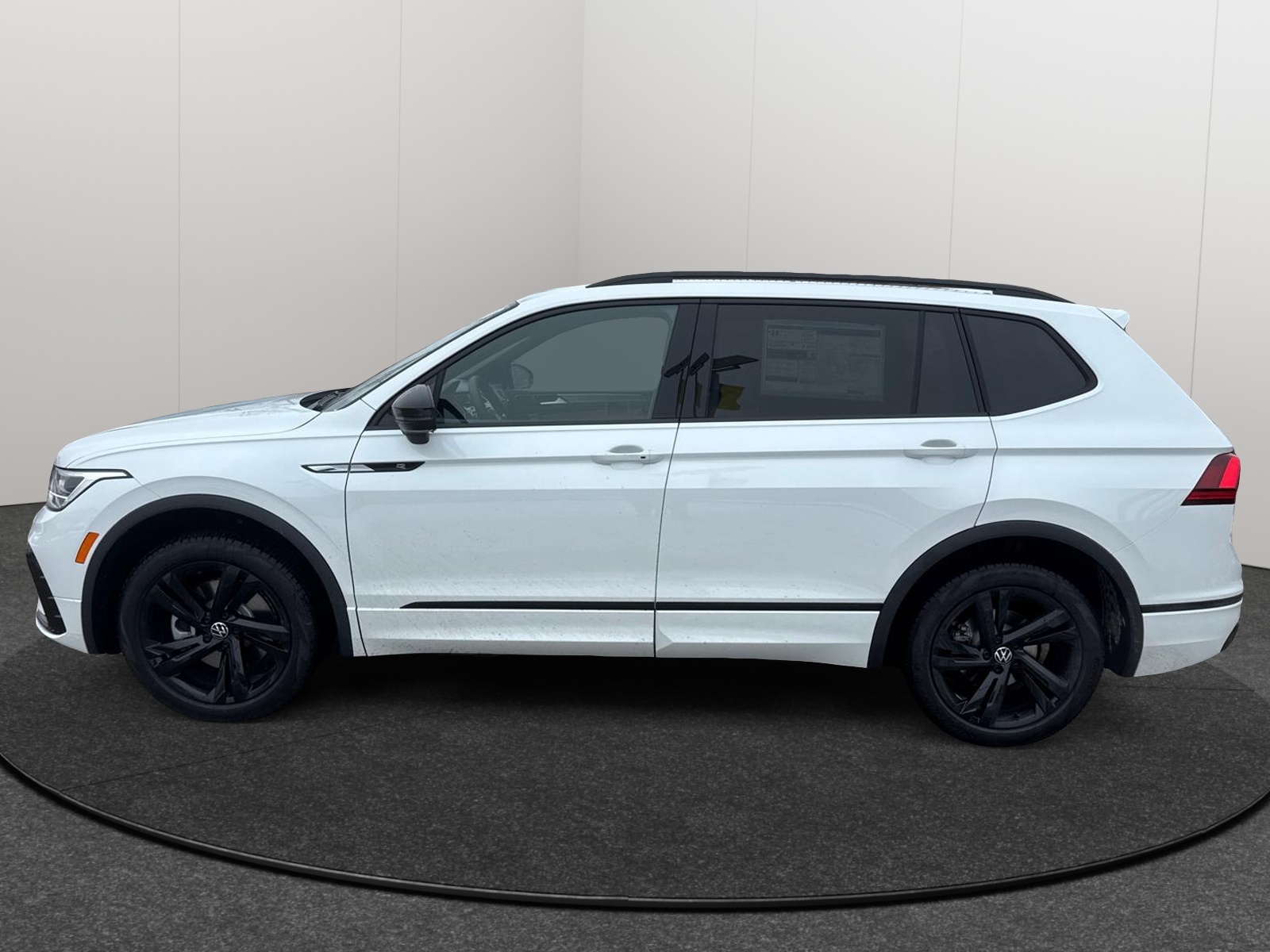 2024 Volkswagen Tiguan SE R-Line Black 3