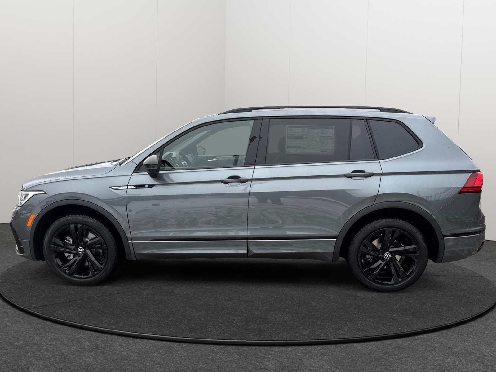 2024 Volkswagen Tiguan SE R-Line Black 3