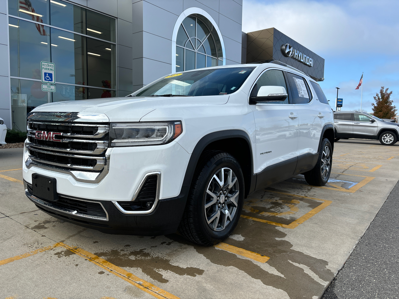 2023 GMC Acadia SLT 1