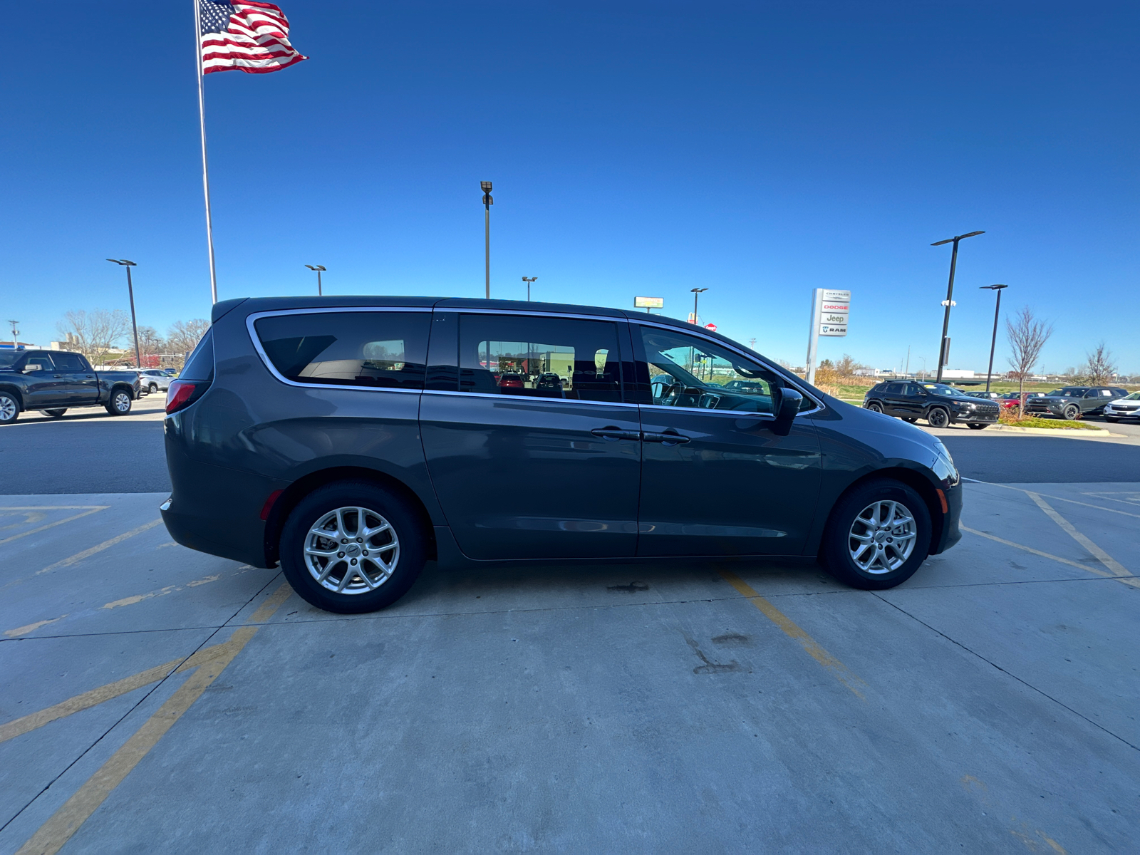 2022 Chrysler Voyager LX 4