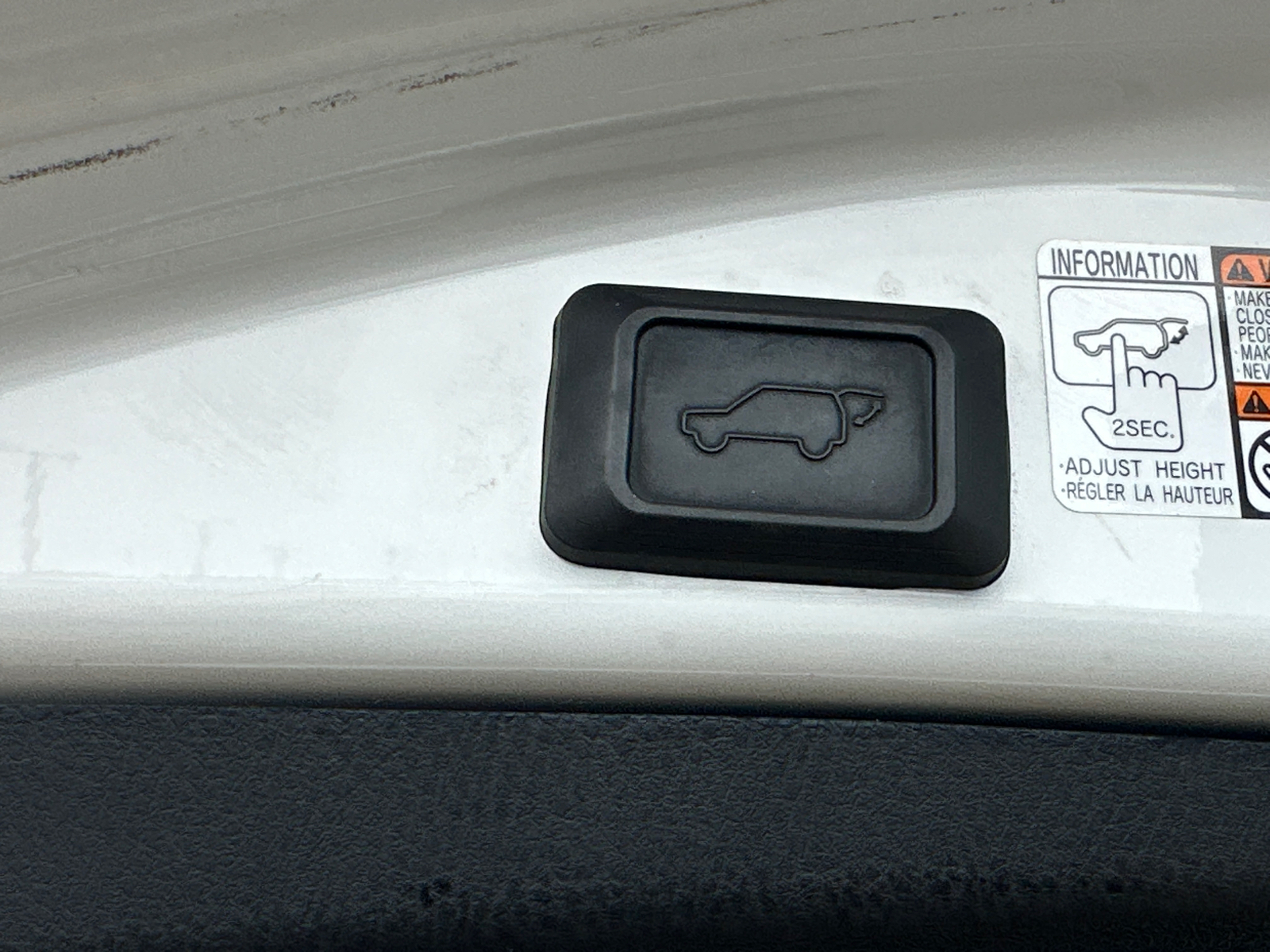 2016 Toyota RAV4 Hybrid XLE 28