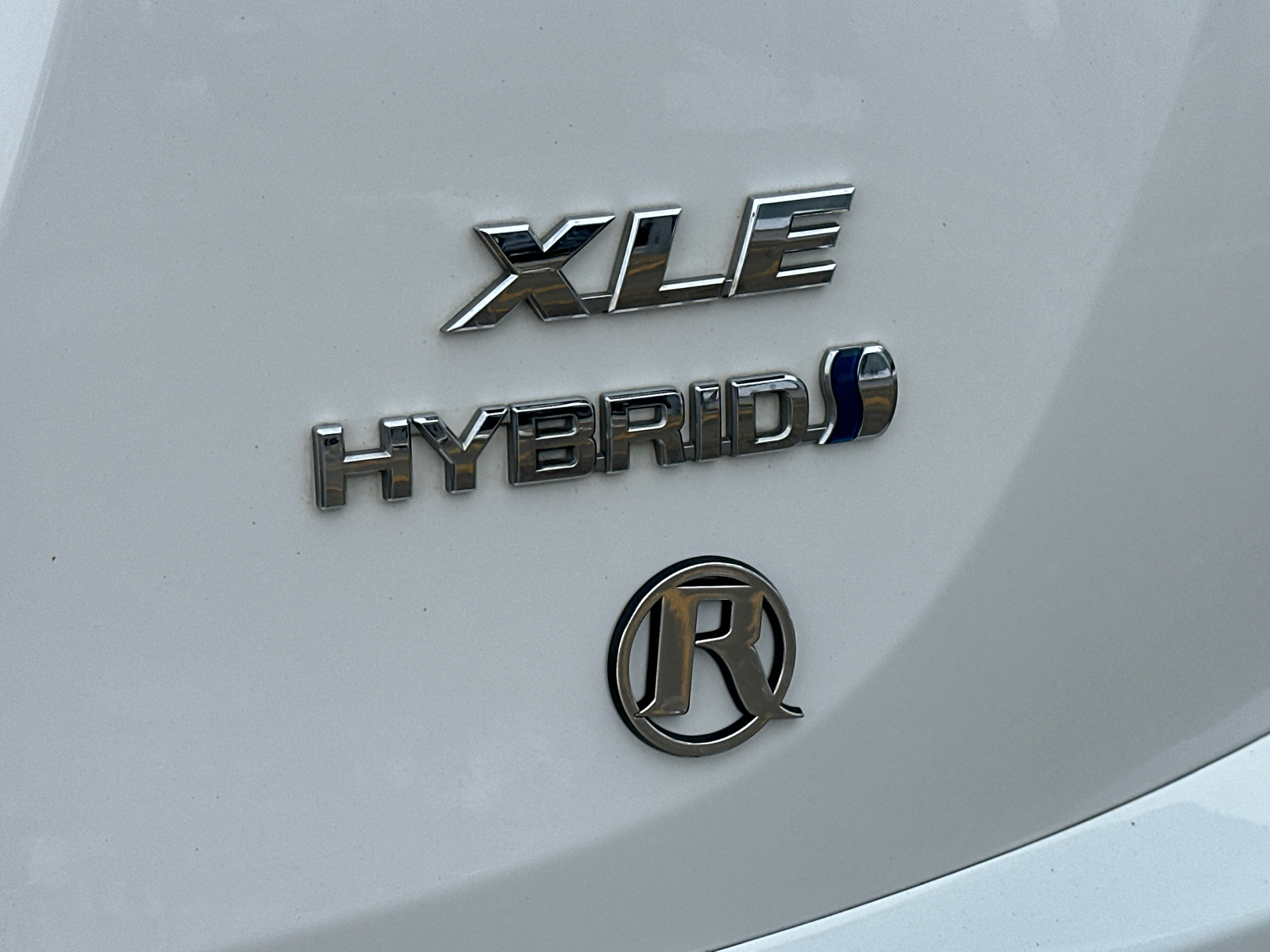 2016 Toyota RAV4 Hybrid XLE 29