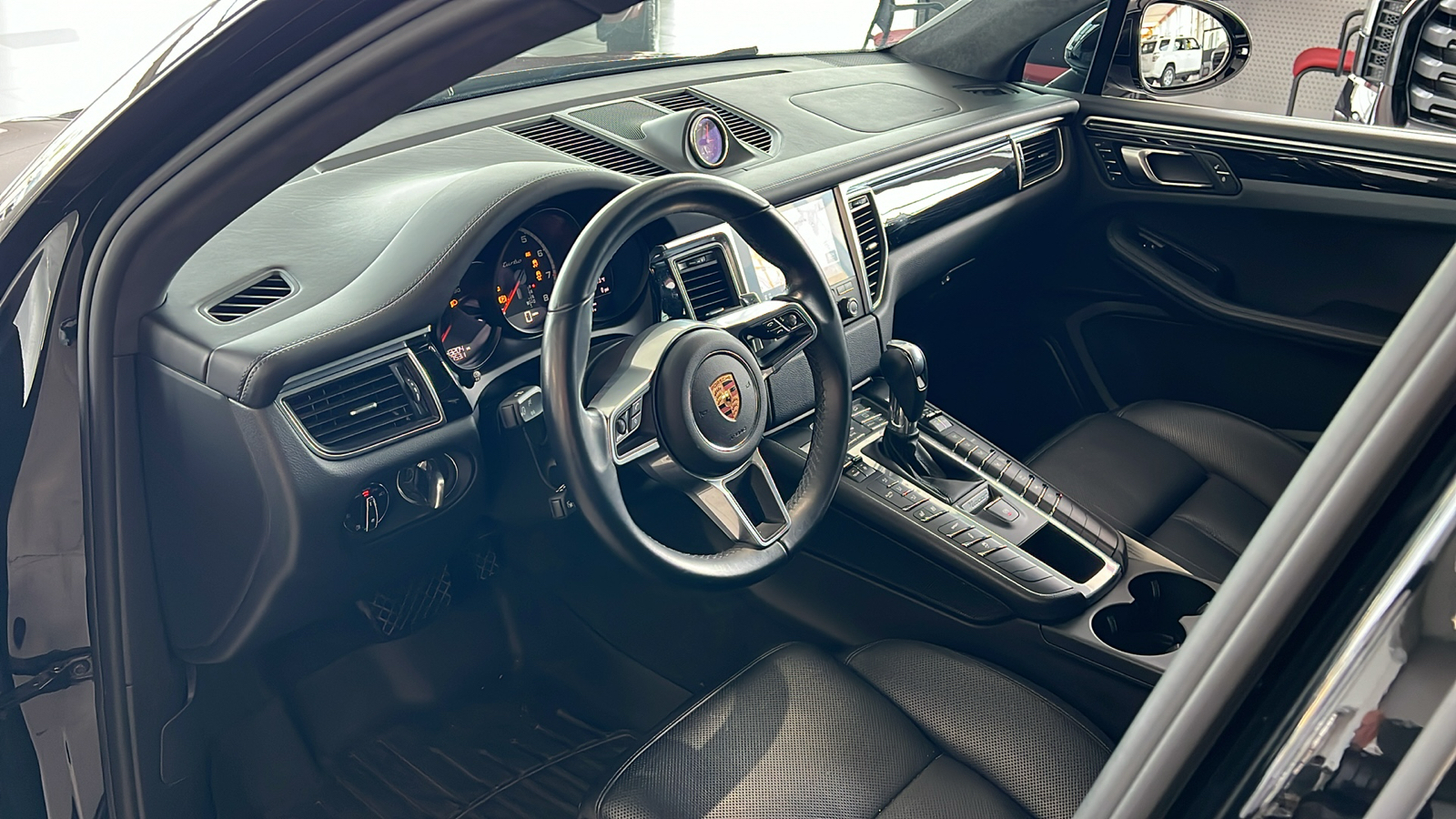 2018 Porsche Macan Turbo 27