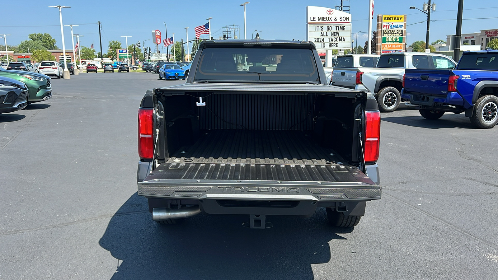 2024 Toyota Tacoma SR5 28