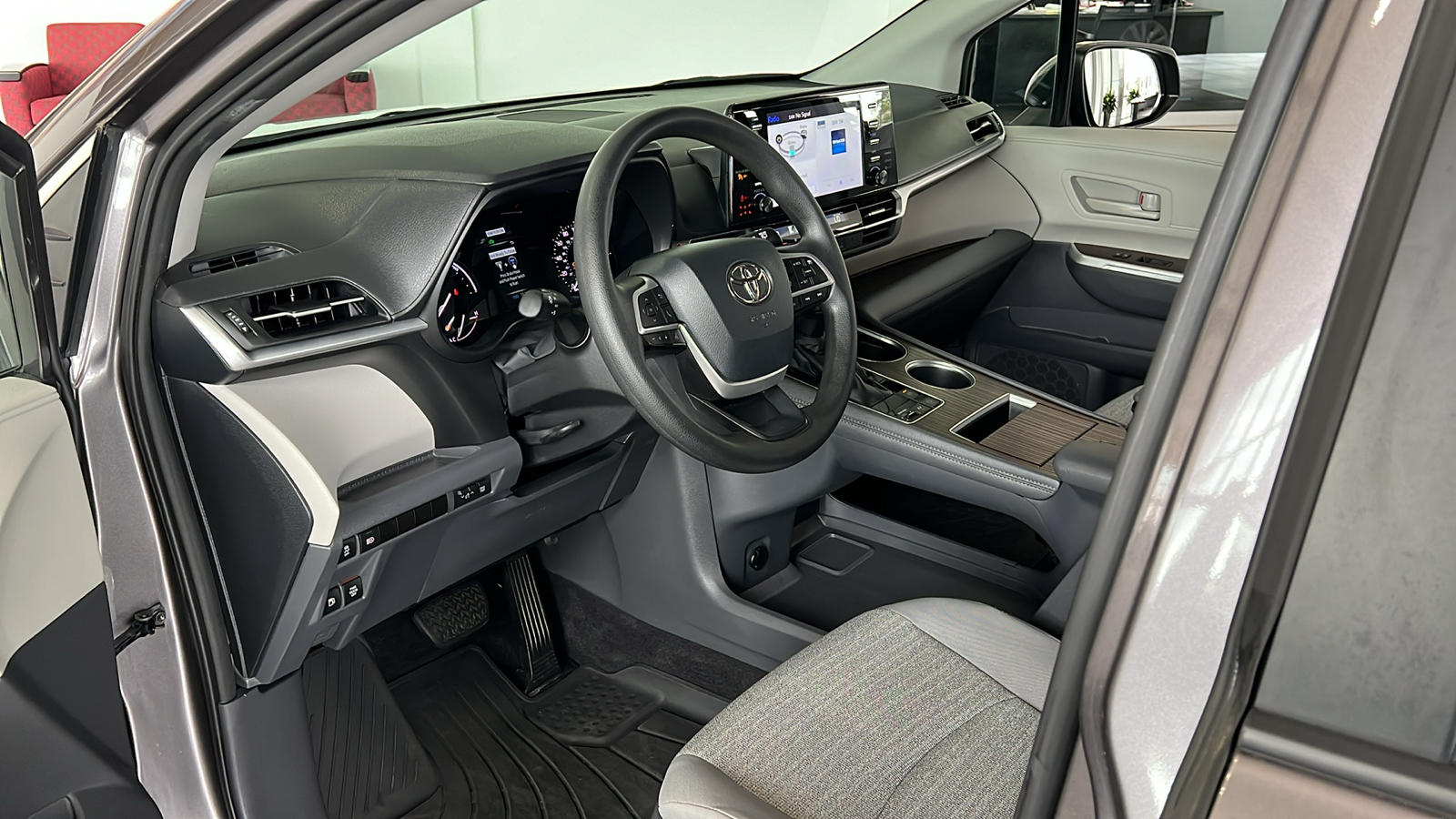 2021 Toyota Sienna LE 24