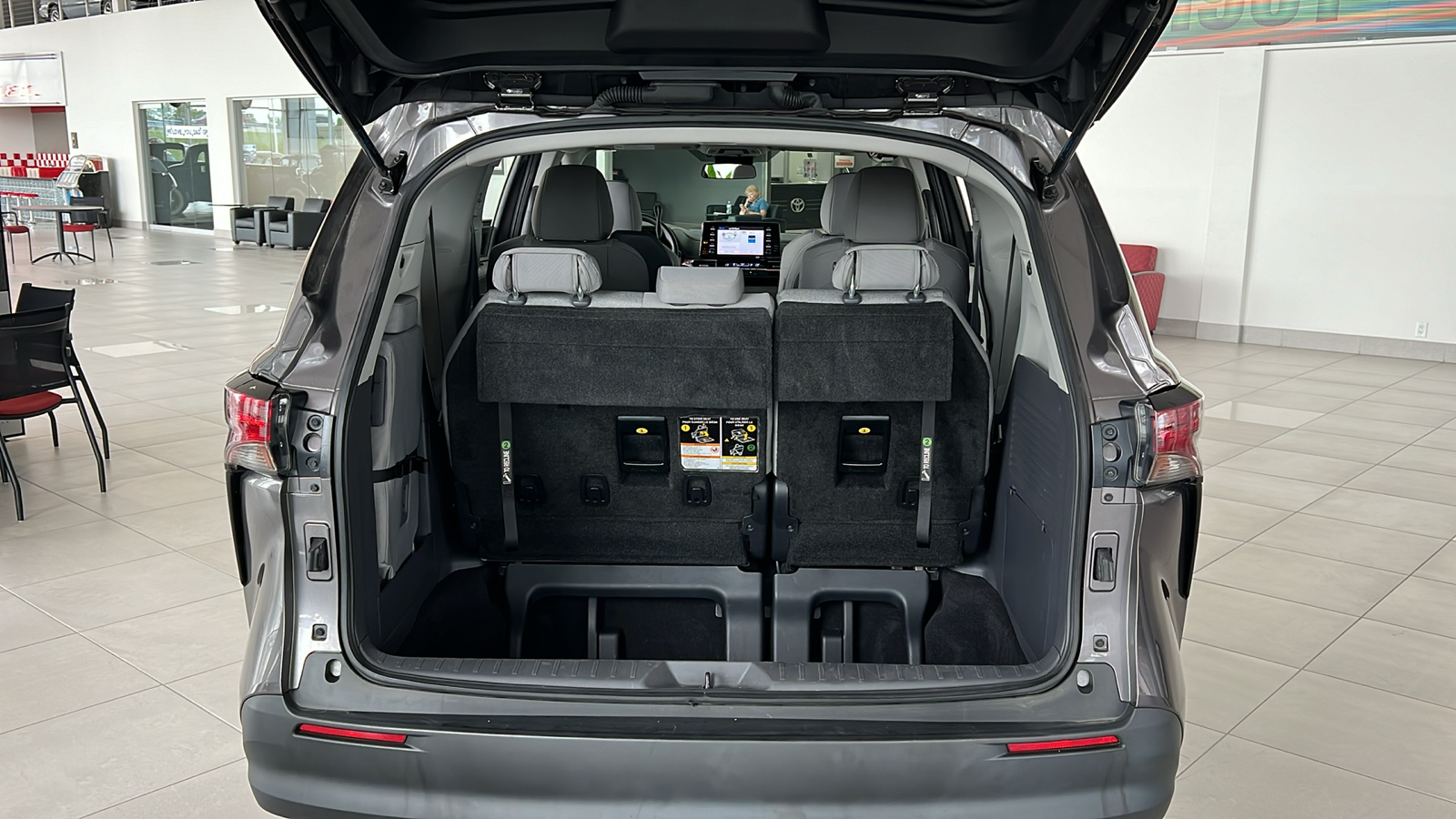 2021 Toyota Sienna LE 29