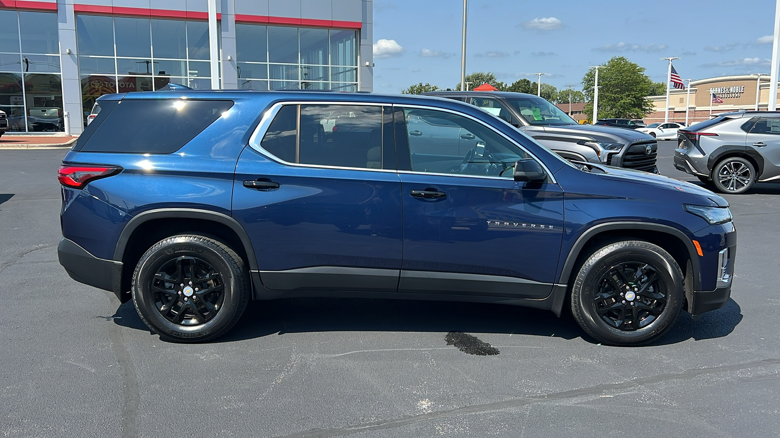 2022 Chevrolet Traverse LS 2