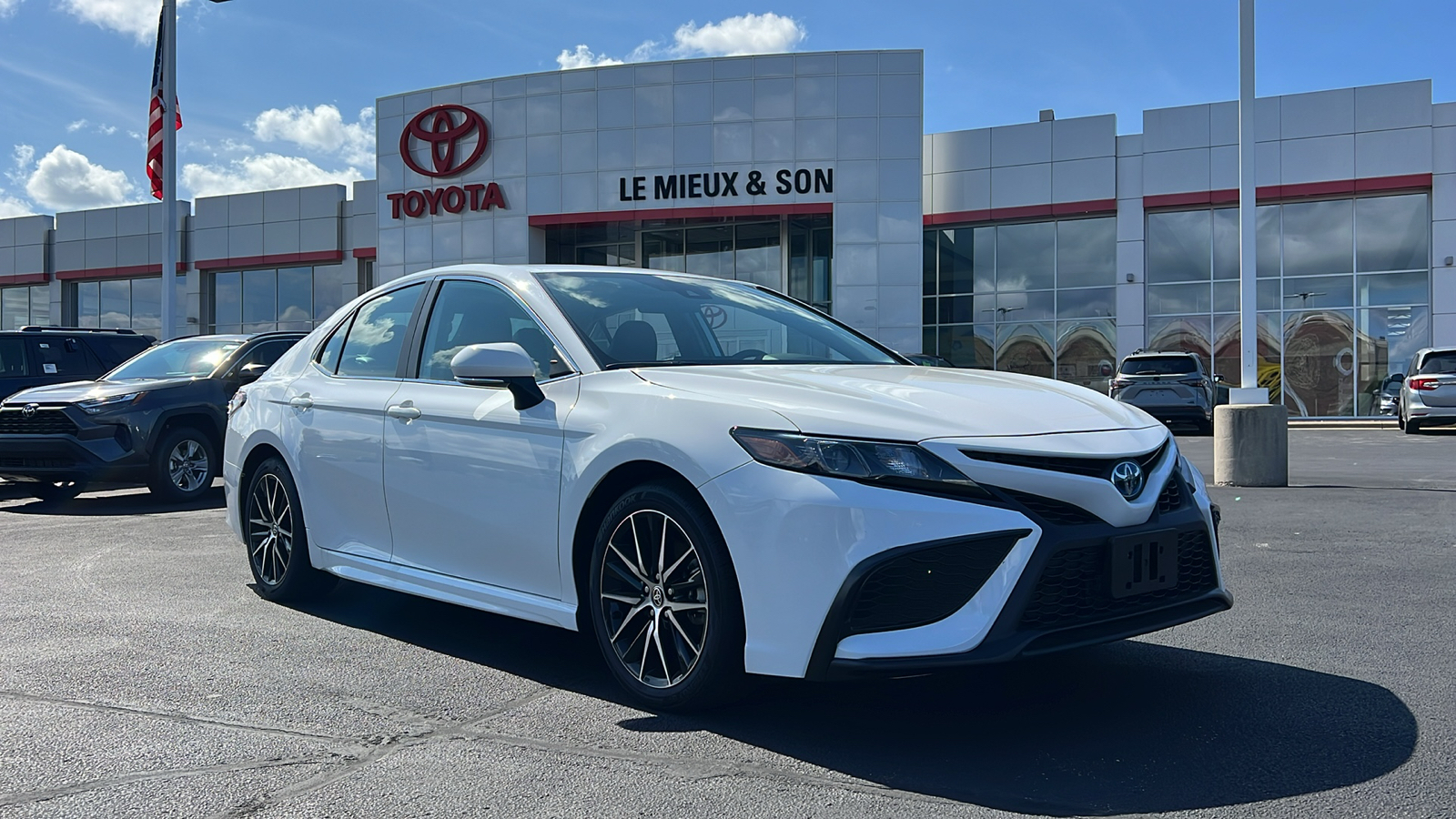 2024 Toyota Camry Hybrid SE 1