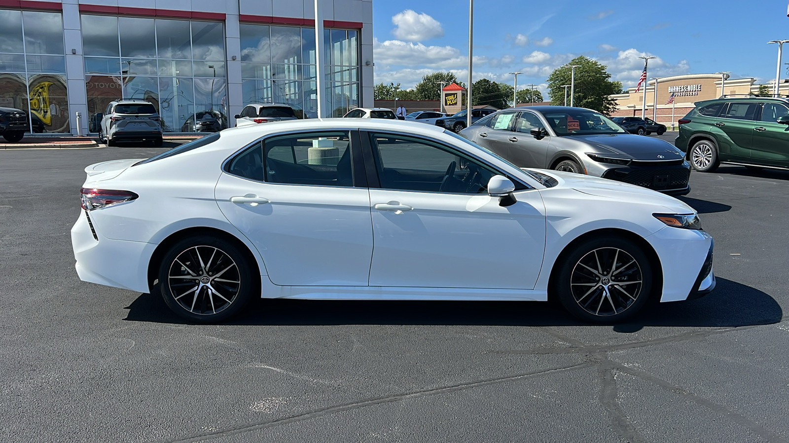 2024 Toyota Camry Hybrid SE 2