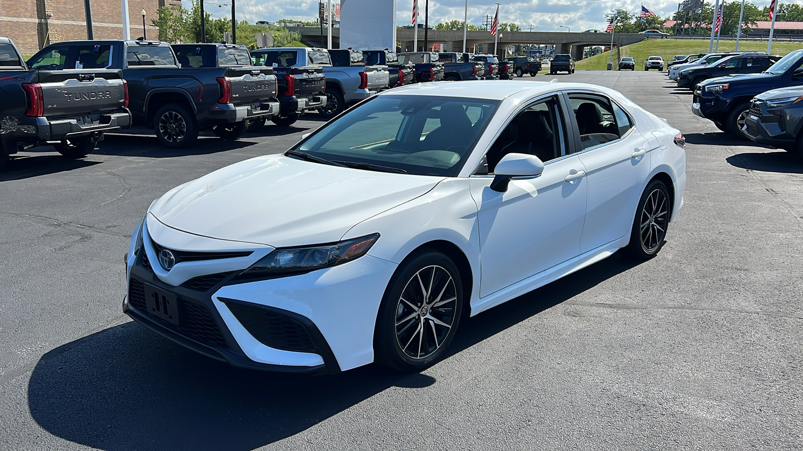 2024 Toyota Camry Hybrid SE 7