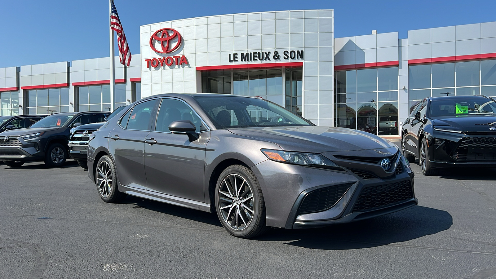 2024 Toyota Camry Hybrid SE 1