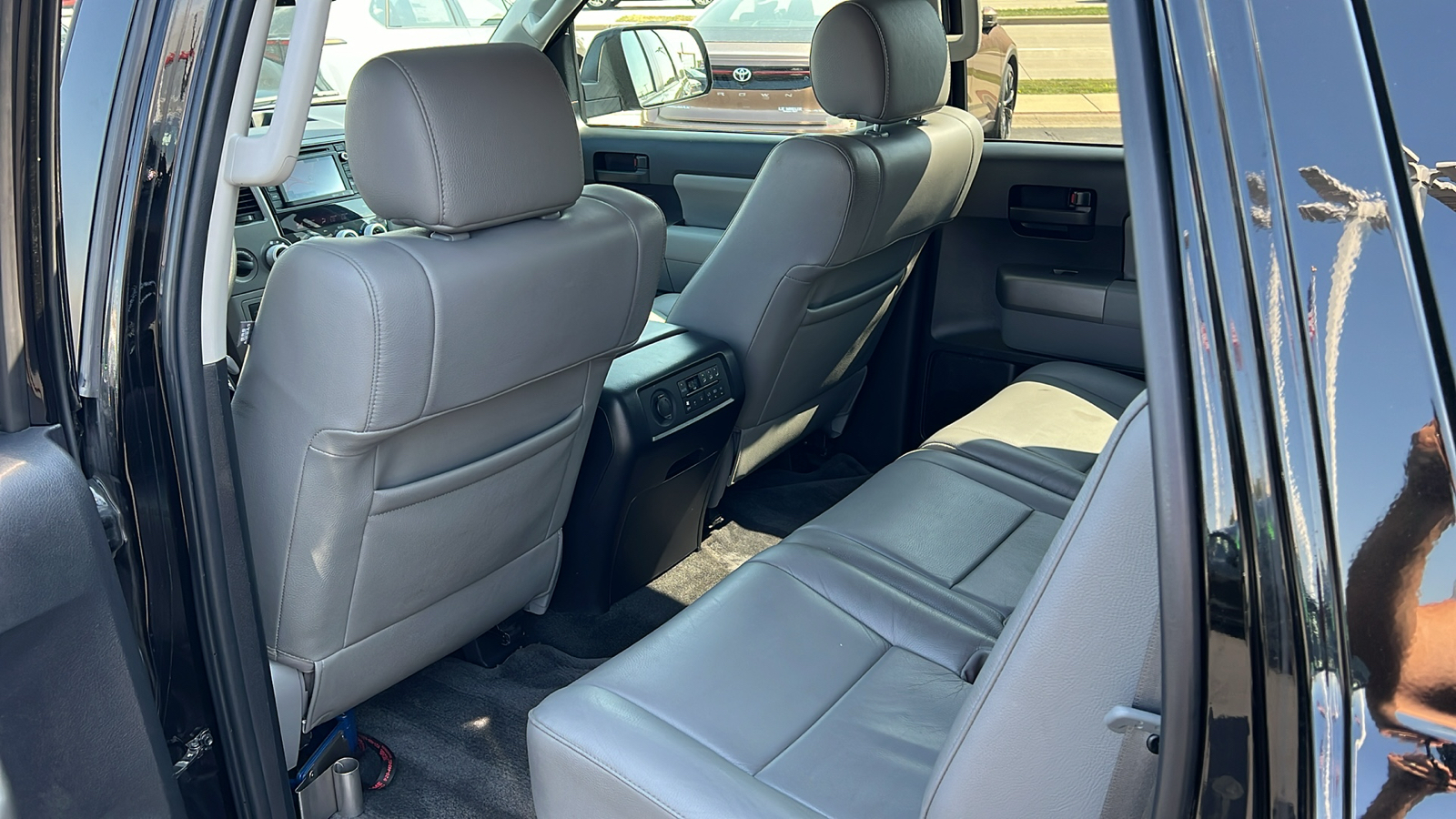 2015 Toyota Sequoia SR5 28