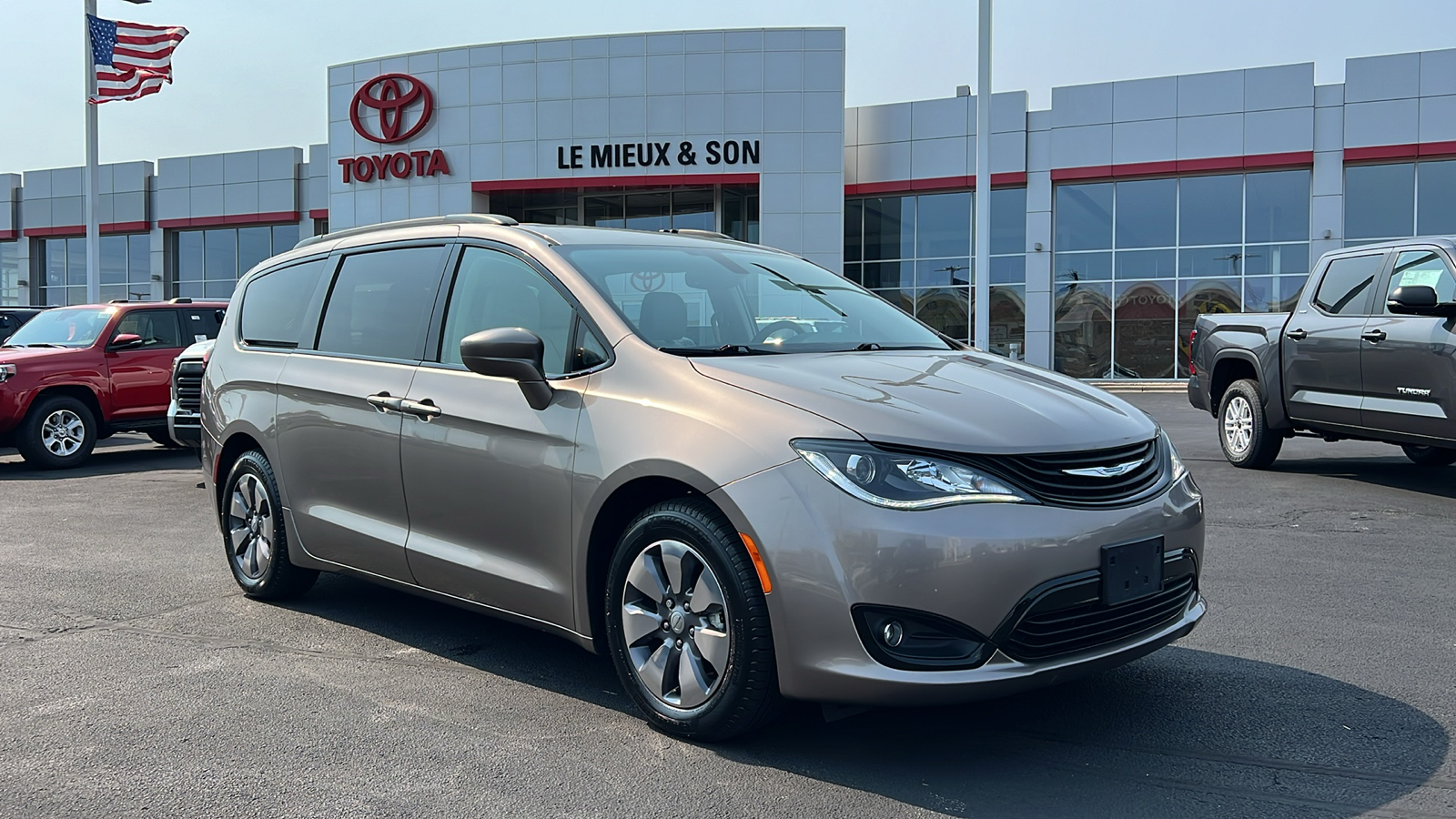 2018 Chrysler Pacifica Hybrid Limited 1