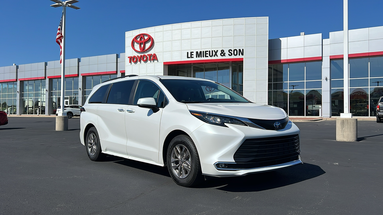 2024 Toyota Sienna XLE 1