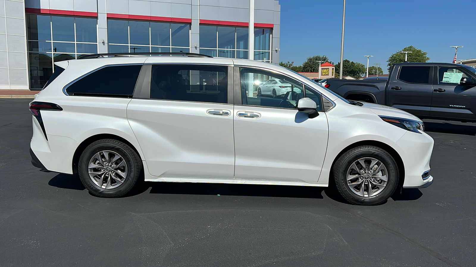 2024 Toyota Sienna XLE 2