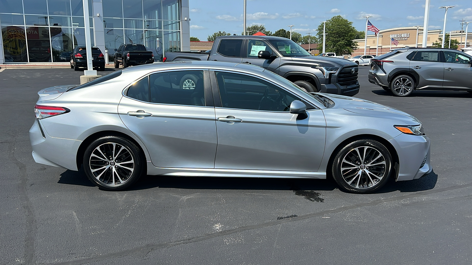 2018 Toyota Camry SE 2