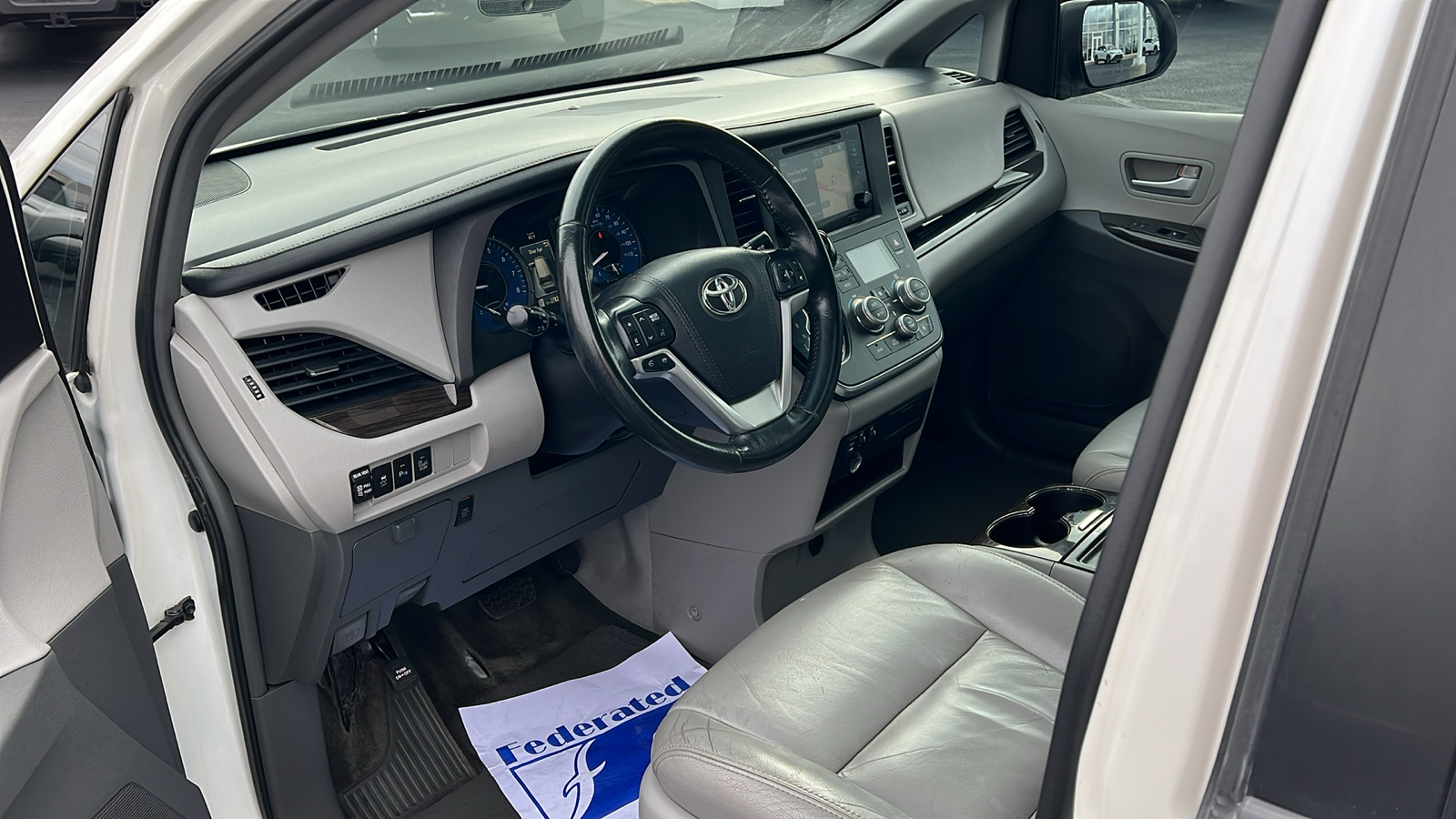 2015 Toyota Sienna XLE Premium 27