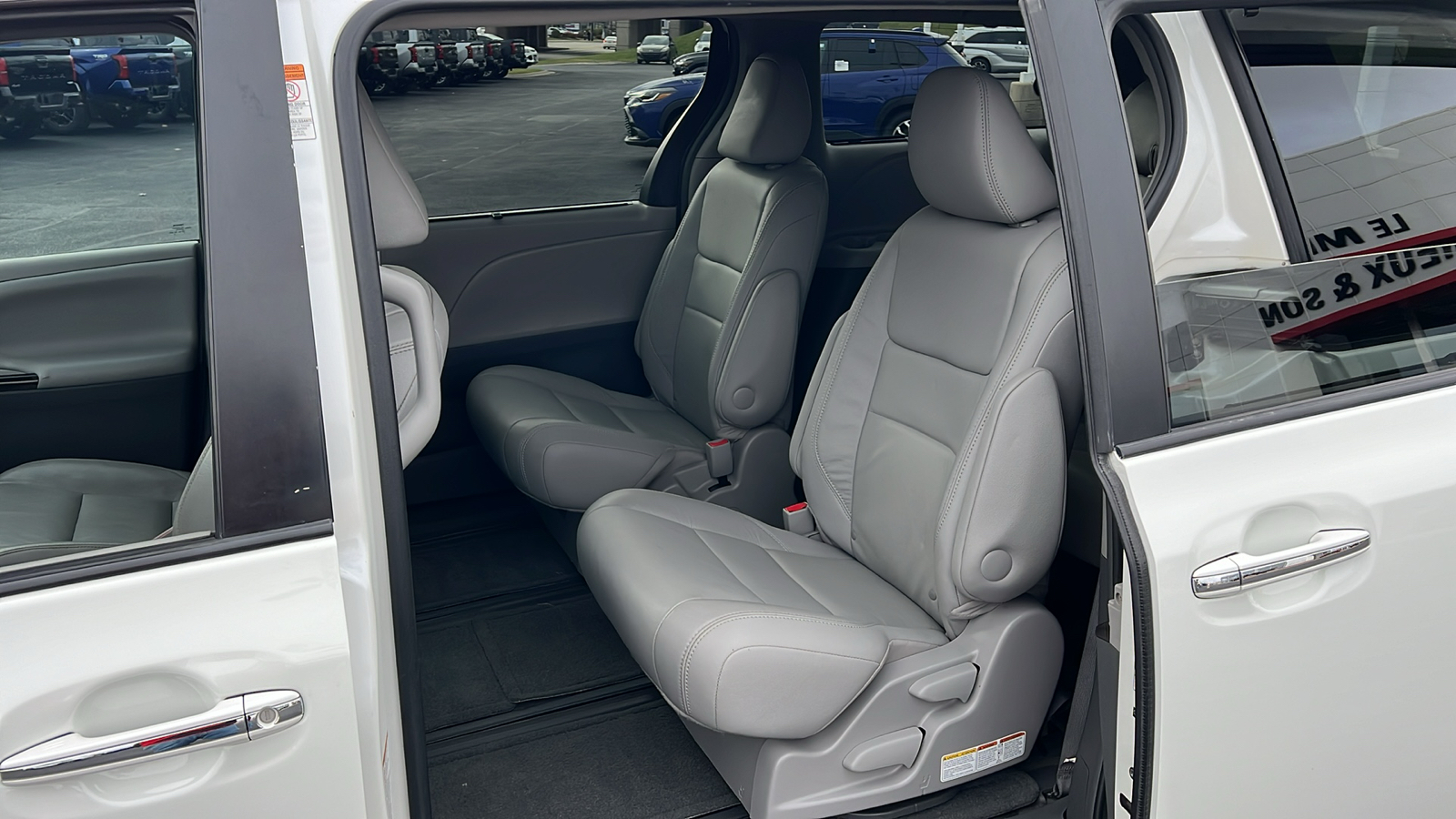 2015 Toyota Sienna XLE Premium 28