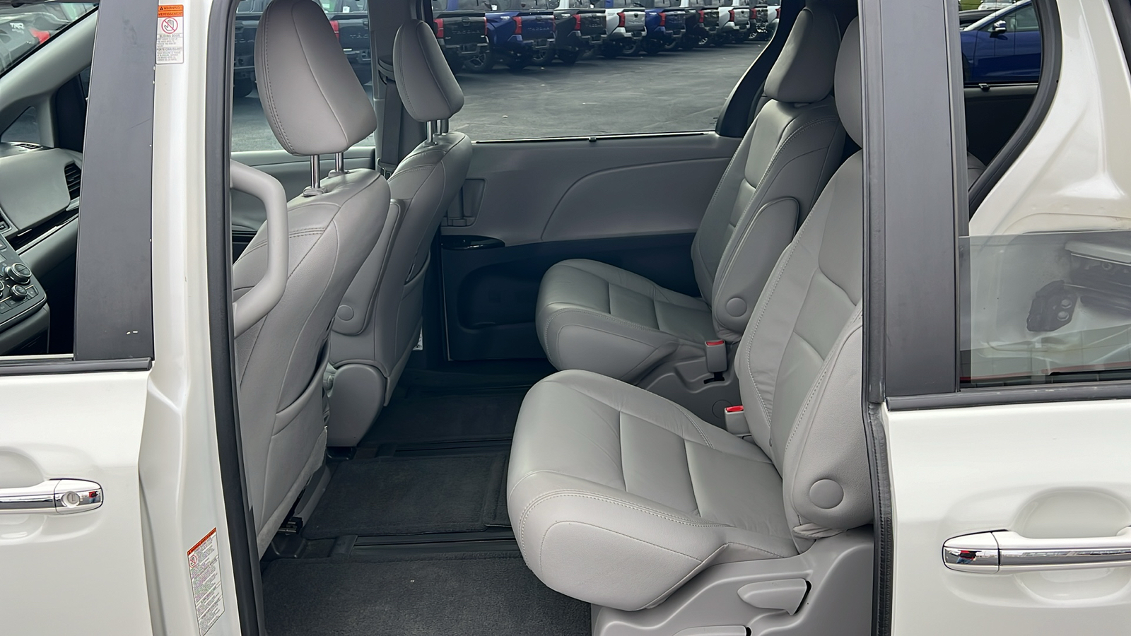 2015 Toyota Sienna XLE Premium 29