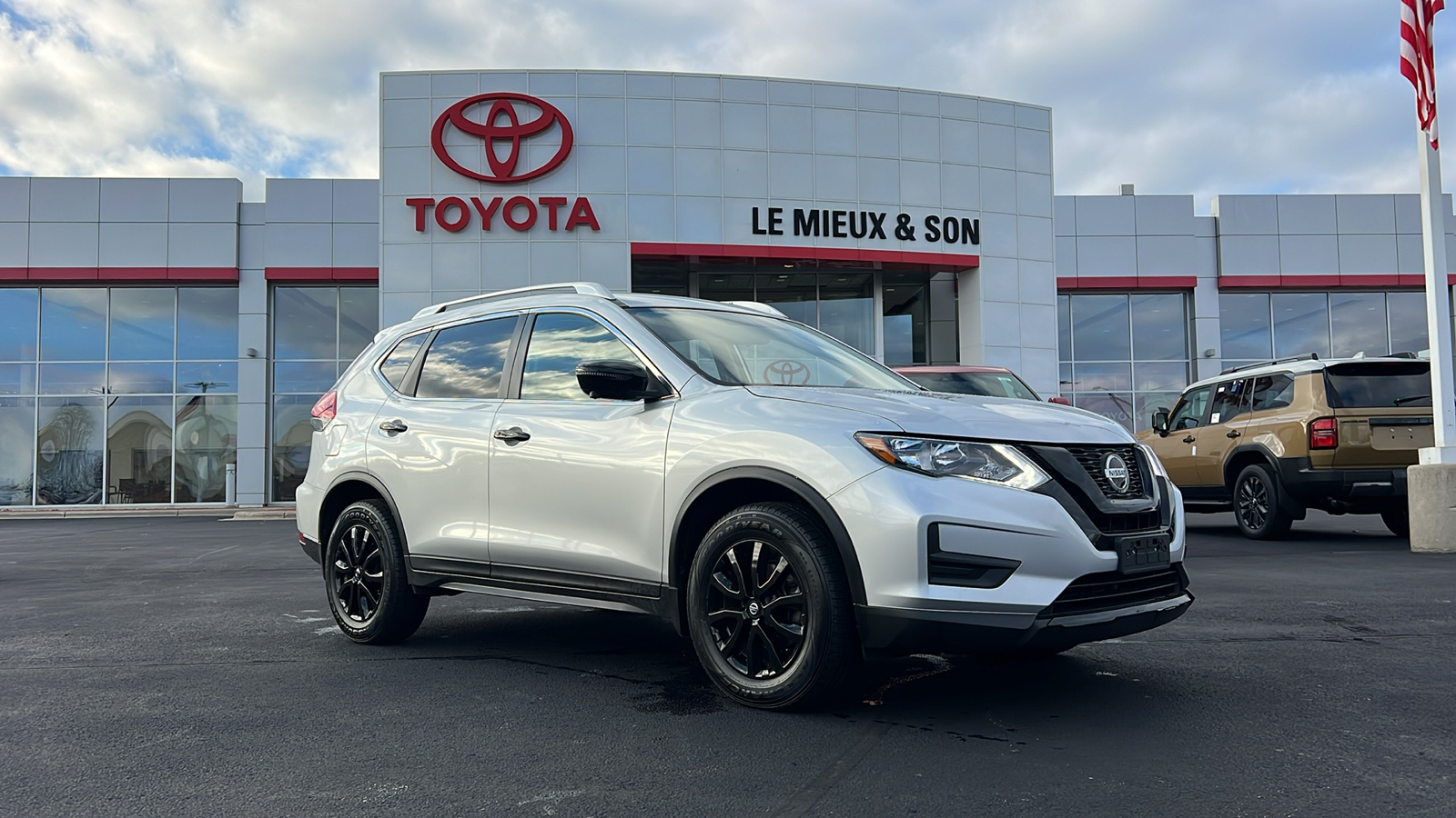 2018 Nissan Rogue SV 1