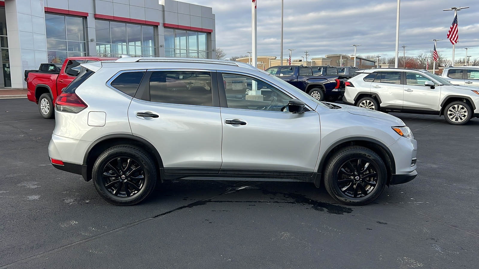 2018 Nissan Rogue SV 2