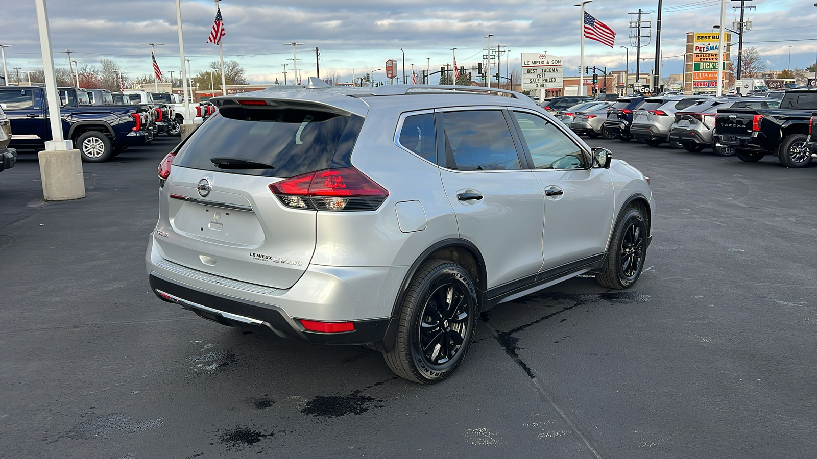 2018 Nissan Rogue SV 3