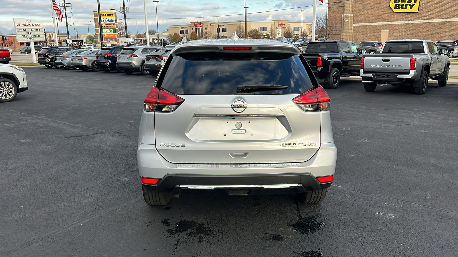 2018 Nissan Rogue SV 4