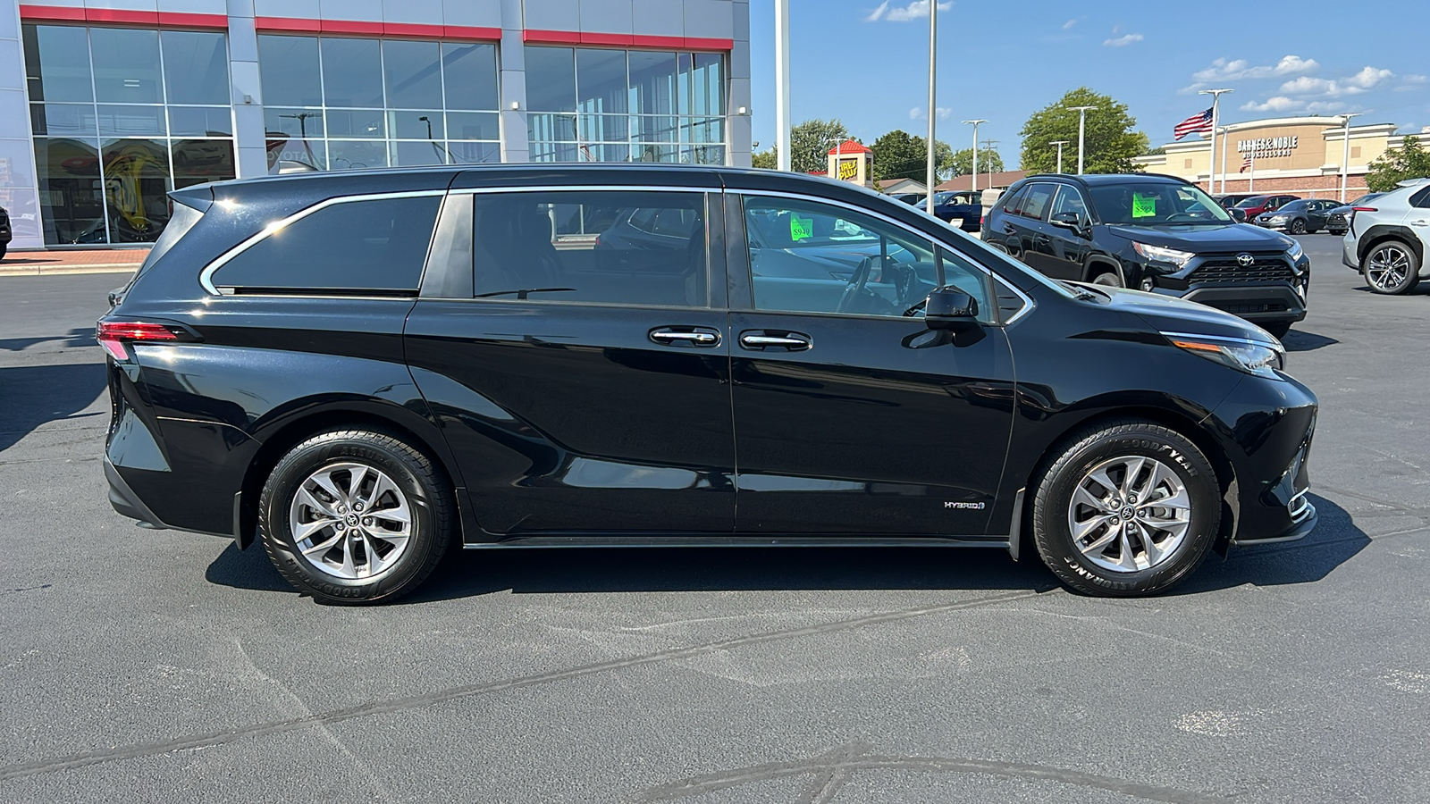 2021 Toyota Sienna XLE 2