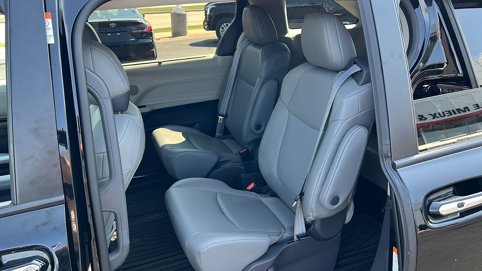 2021 Toyota Sienna XLE 26