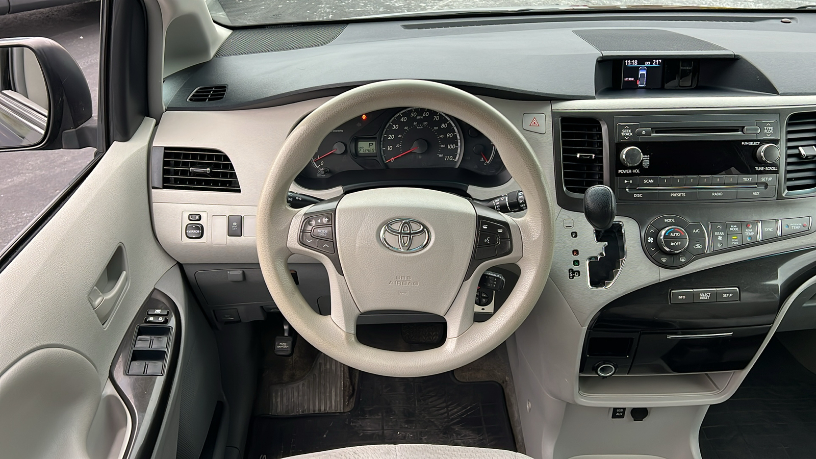 2014 Toyota Sienna LE 9