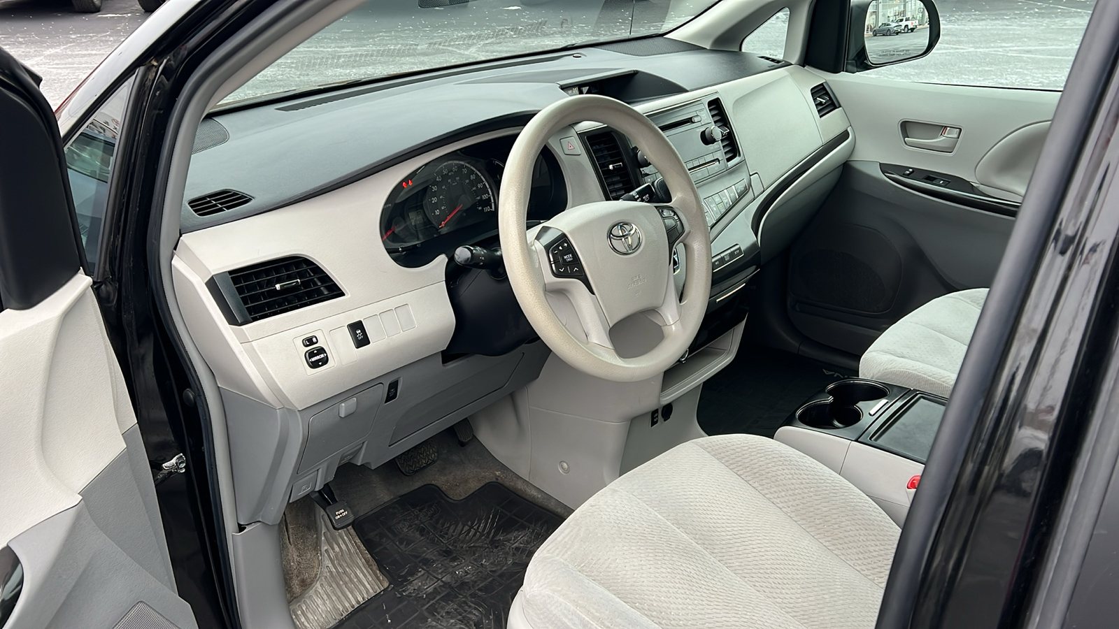 2014 Toyota Sienna LE 24