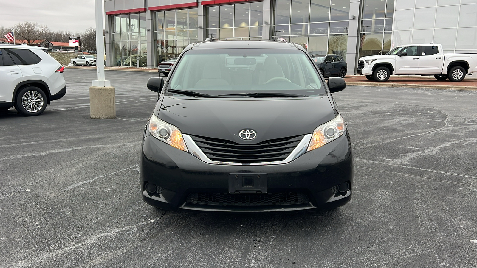 2014 Toyota Sienna LE 32