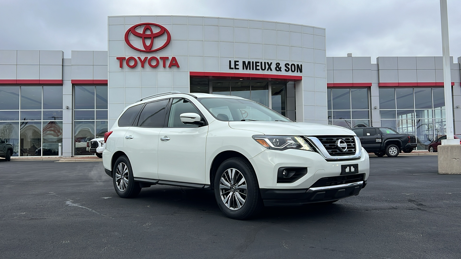 2019 Nissan Pathfinder SL 1