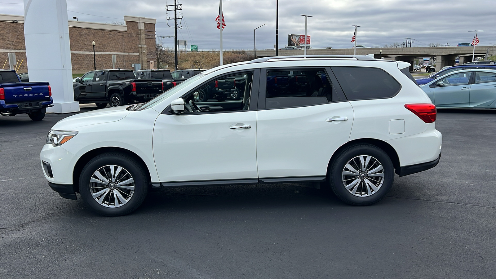 2019 Nissan Pathfinder SL 6