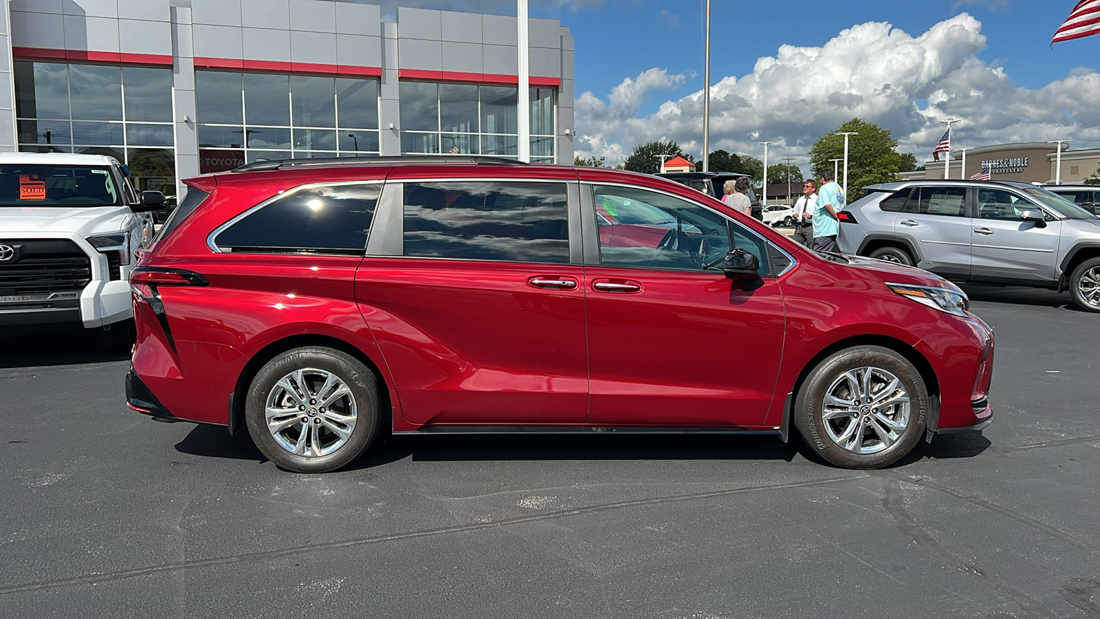 2023 Toyota Sienna XSE 2