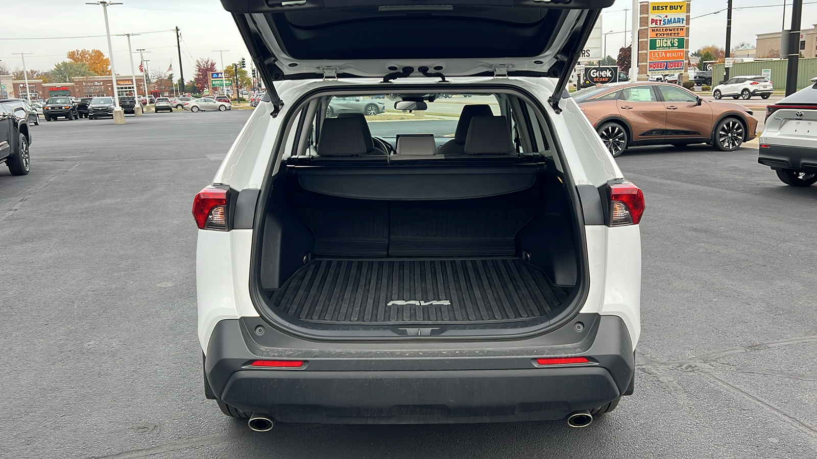 2021 Toyota RAV4 XLE 28