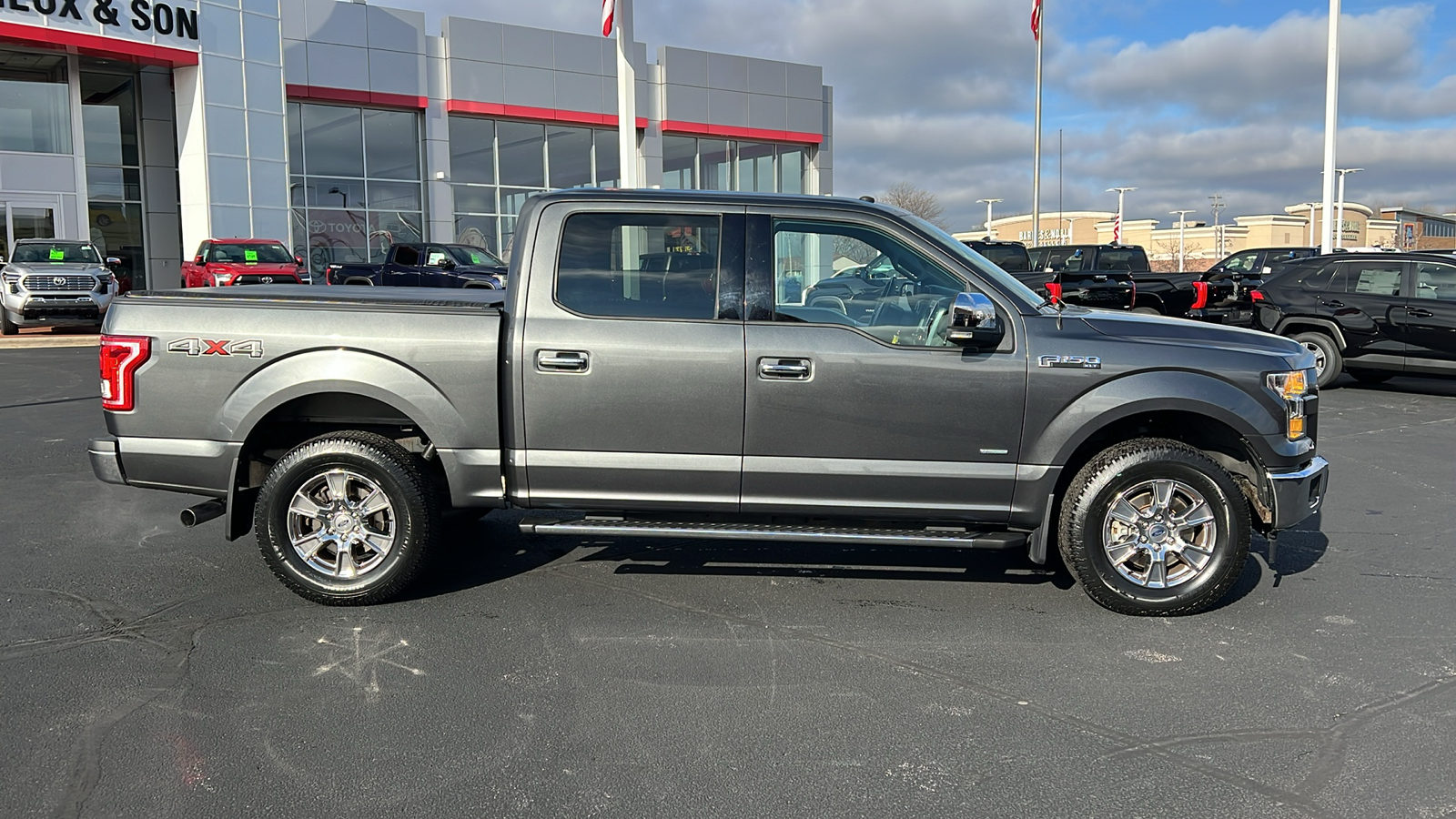 2017 Ford F-150 XLT 2