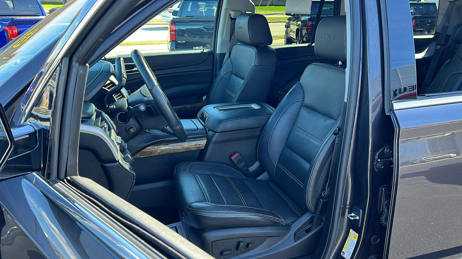 2017 GMC Yukon Denali 27