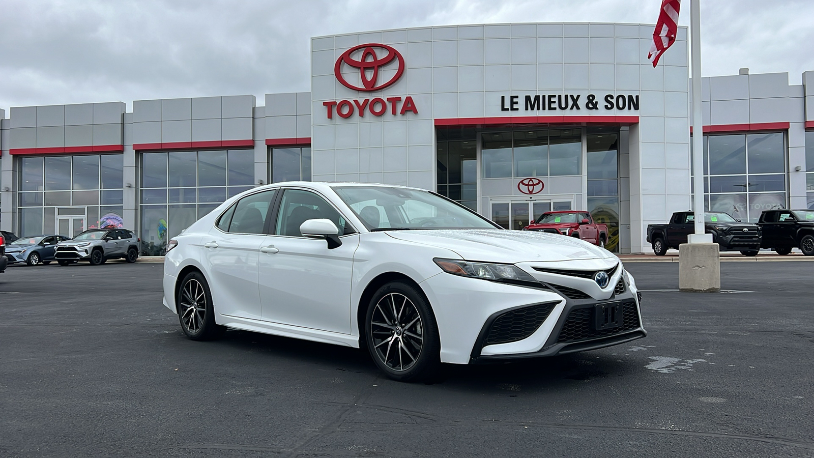 2022 Toyota Camry Hybrid SE 1