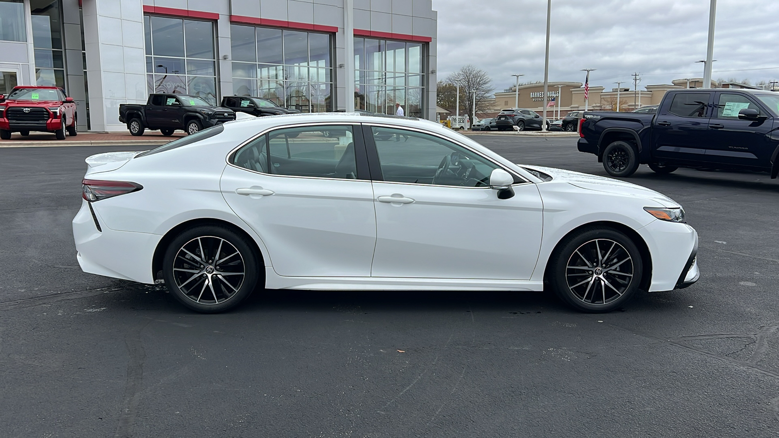 2022 Toyota Camry Hybrid SE 2