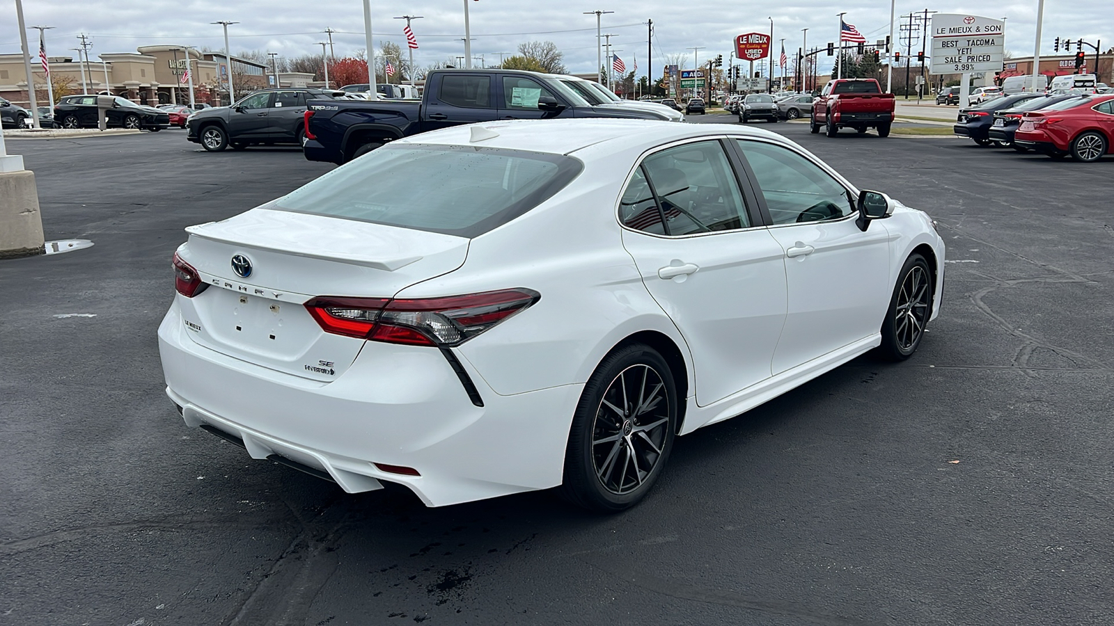 2022 Toyota Camry Hybrid SE 3