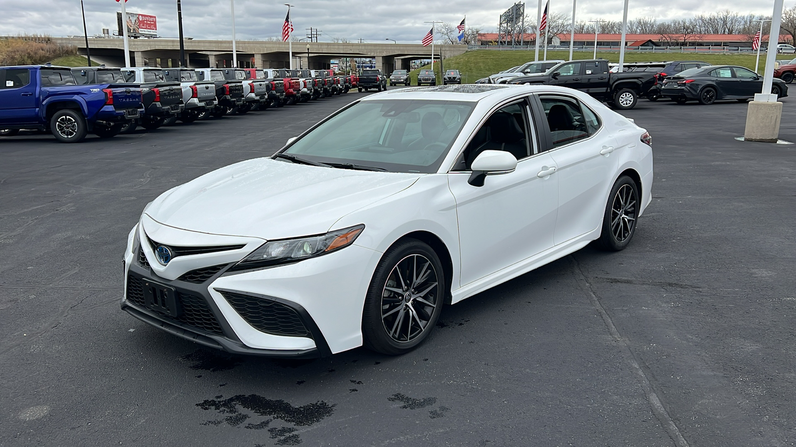 2022 Toyota Camry Hybrid SE 7