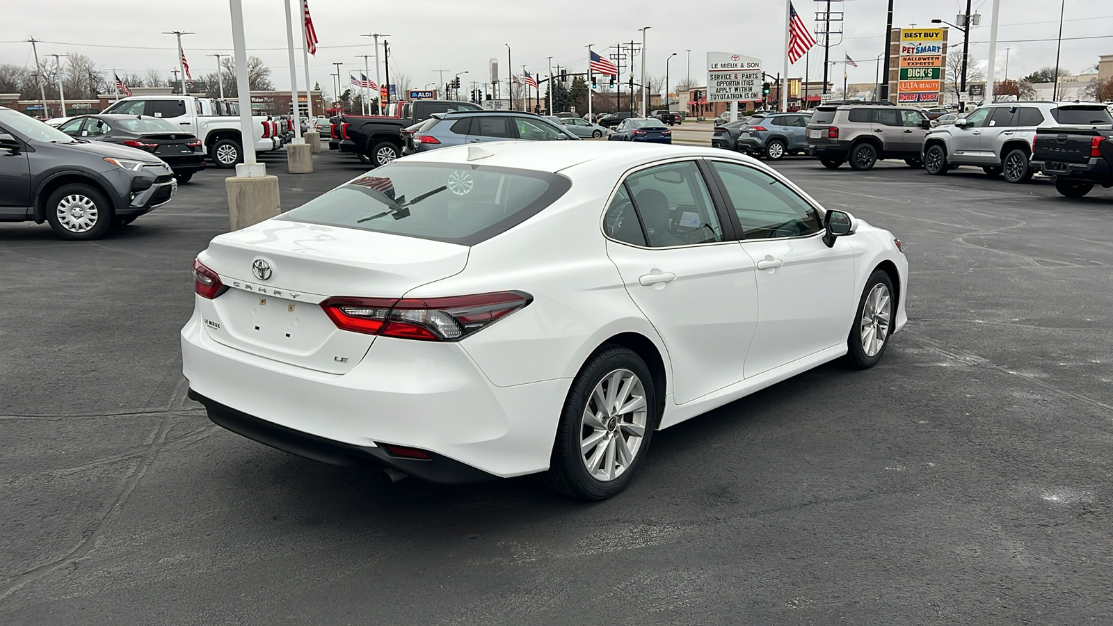 2022 Toyota Camry LE 3